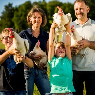 Bio-Bauer Gerald Grimps mit Familie und Hühnern.