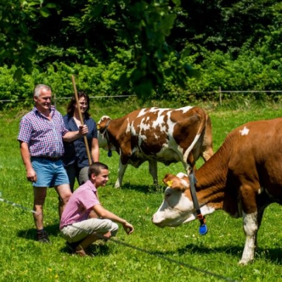 Martin Haas mit Familie auf der Weide bei den Kühen - Ja! Natürlich