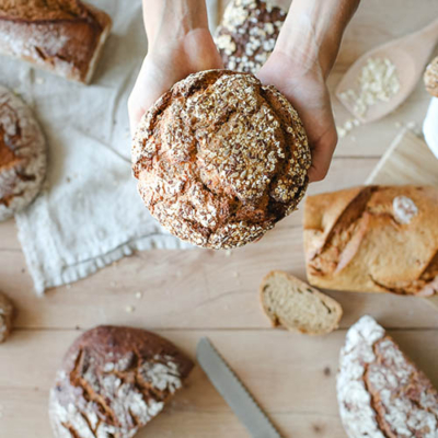 Jemand hält ein Bio-Brot.