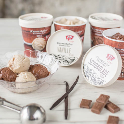 Verschiedene Ja! Natürlich Bio-Eissorten, darunter Schokolade und Vanille.
