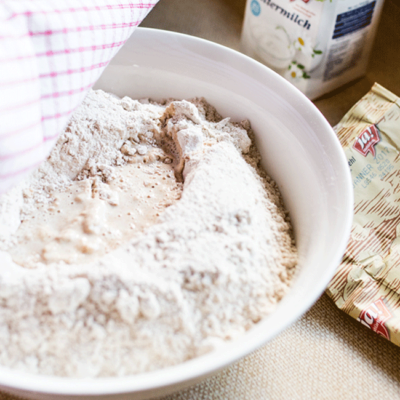 Zutaten für ein Schafgarbenbrot liegen in einer Schüssel.