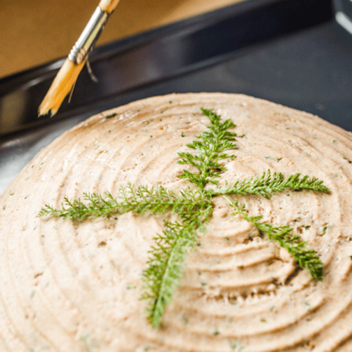 Ein Schafgrabenbrot mit Kräutern oben.