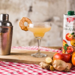 Apfel-Mule im Glas, daneben eine Packung Ja! Natürlich Bio-Apfelsaft.