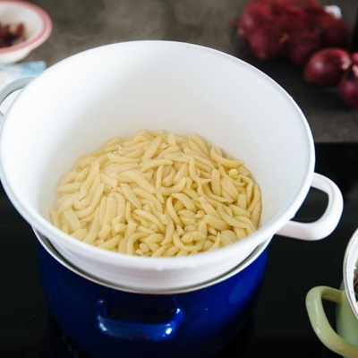 Bio-Eierspätzle im Topf.