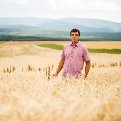 Florian Pessenlehner steht im Getreidefeld
