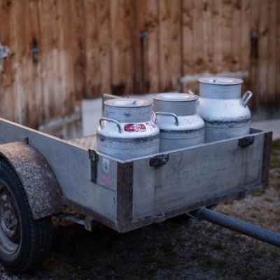 Milchkannen auf Transporter, Bio-Bauer Rieder - Ja! Natürlich