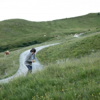 Bio-Bäuerin Andrea Rieder auf der Weide im Nationalpark Hohe Tauern - Ja! Natürlich
