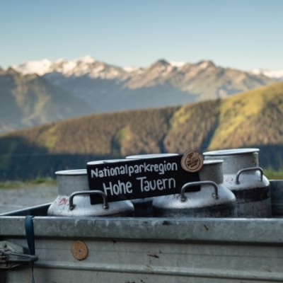 Milchkannen auf Transporter mit Schild: Nationalparkregion Hohe Tauern - Ja! Natürlich