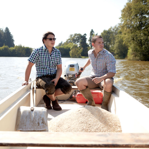Lukas und Herbert jun. auf ihren Bio-Karpfen-Teichen im Waldviertel - Ja! Natürlich