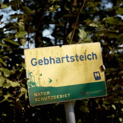 Schild mit Aufschrift Gebhartsteich