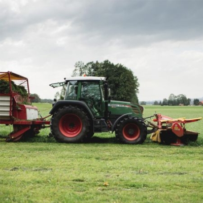 Traktor am Feld von Matthias Sommerauer - Ja! Natürlich