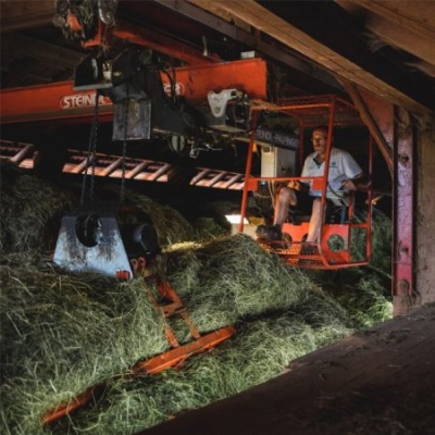 Bio-Bauer Matthias Sommerauer beim Heuarbeiten - Ja! Natürlich