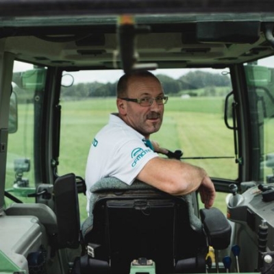 Bio-Bauer Matthias Sommerauer im Traktor - Ja! Natürlich