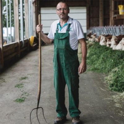 Bio-Bauer Matthias Sommerauer im Stall - Ja! Natürlich
