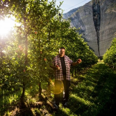 Rudolf Wammes steht vor Bio-Apfelbäumen - Ja! Natürlich