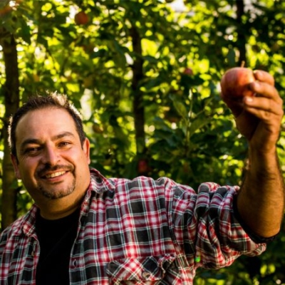 Rudolf Wammes hält Bio-Apfel in Händen - Ja! Natürlich