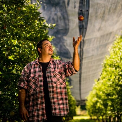 Rudolf Wammes schupft Bio-Apfel in die Höhe - Ja! Natürlich