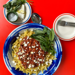 Veggie Bolognese mit Spirelli und Feta