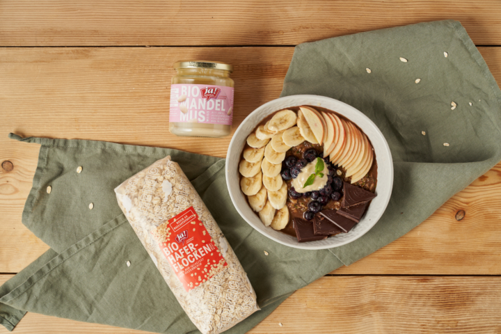 Zucchini Haferflocken Bowl mit Heidelbeeren