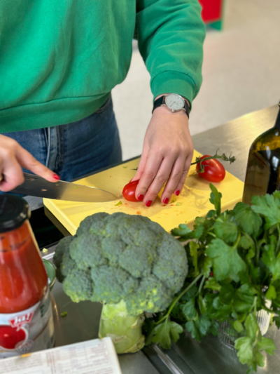 das Bio-Gemüse wird geschnitten