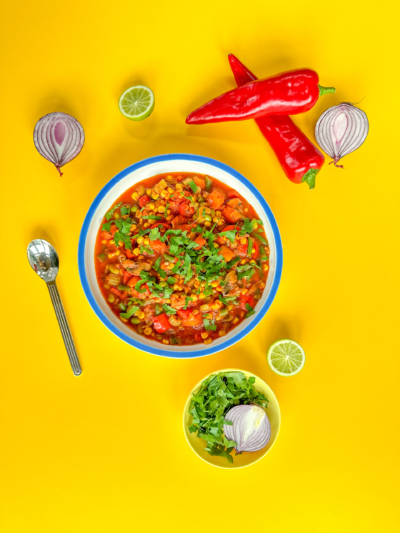 das fertige Gericht hübsch mit Limette und Petersilie garniert