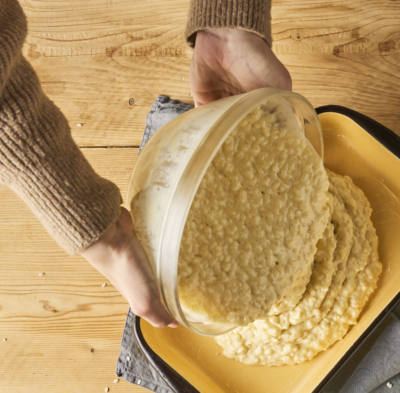 vermischte Masse wird in Auflaufform geschüttet