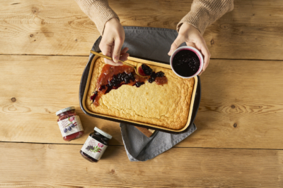 gebackener Reisauflauf wird garniert