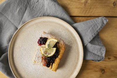 Eine Portion von gebackenem Reisauflauf auf Teller angerichtet