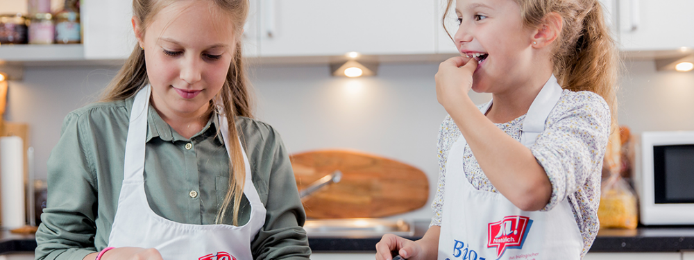 Kinder beim Kochen