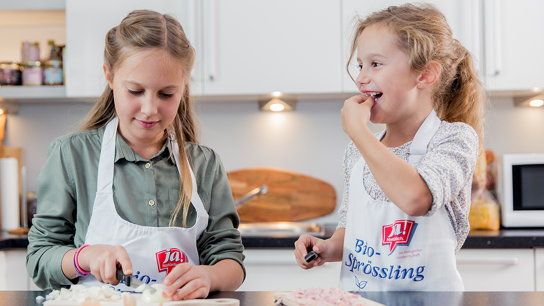 Kinder beim Kochen