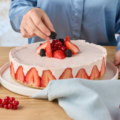 Torte mit Beeren verziert