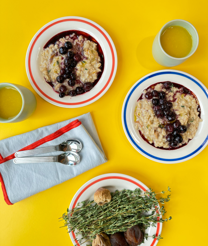 Superfood Porridge mit Trockenfrüchten und Heidelbeerröster