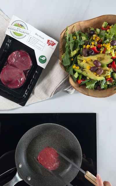Frühlingssalat mit Bio-Steakstreifen | Rezept – Ja! Natürlich