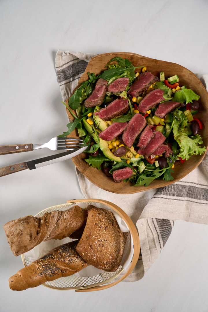 Frühlingssalat mit Bio-Steakstreifen