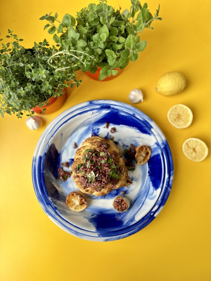 Bio-Karfiol gebacken mit Oliven Tapenade