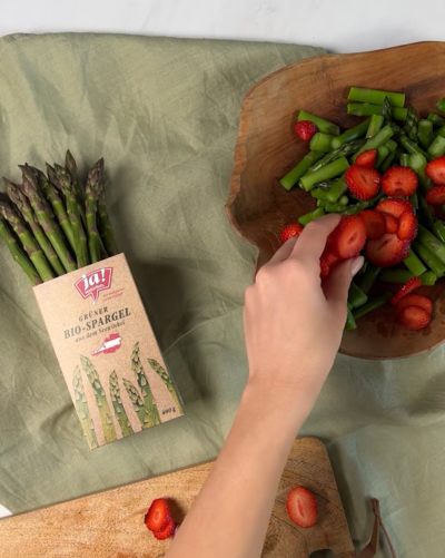 Ja! Natürlich Bio-Spargel und eine Schüssel Erdbeer-Spargelsalat.