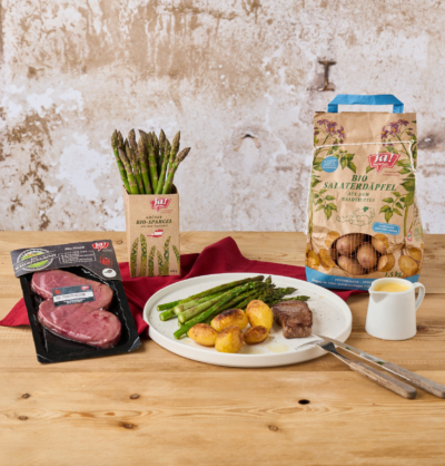 Weidejungrind-Steak mit Ja! Natürlich Bio-Spargel und Erdäpfel.