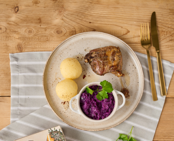 Sous Vide Entenkeule mit Rotkraut und Erdäpfelknödel