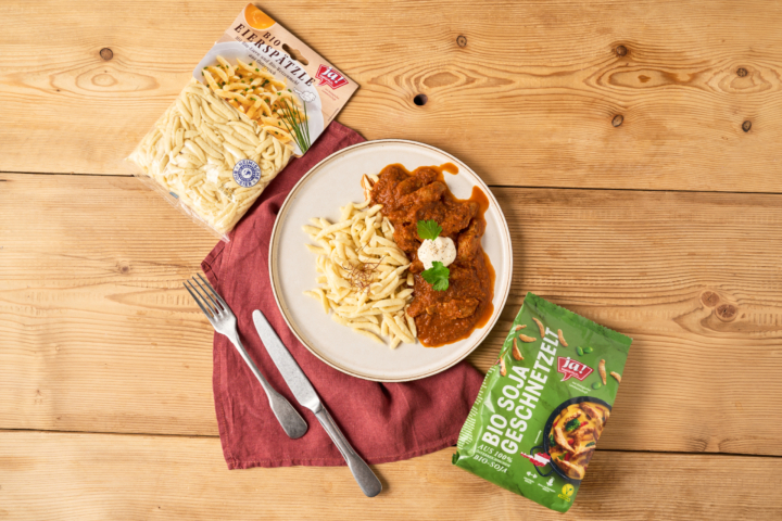 Vegetarisches Bio-Gulasch mit Spätzle