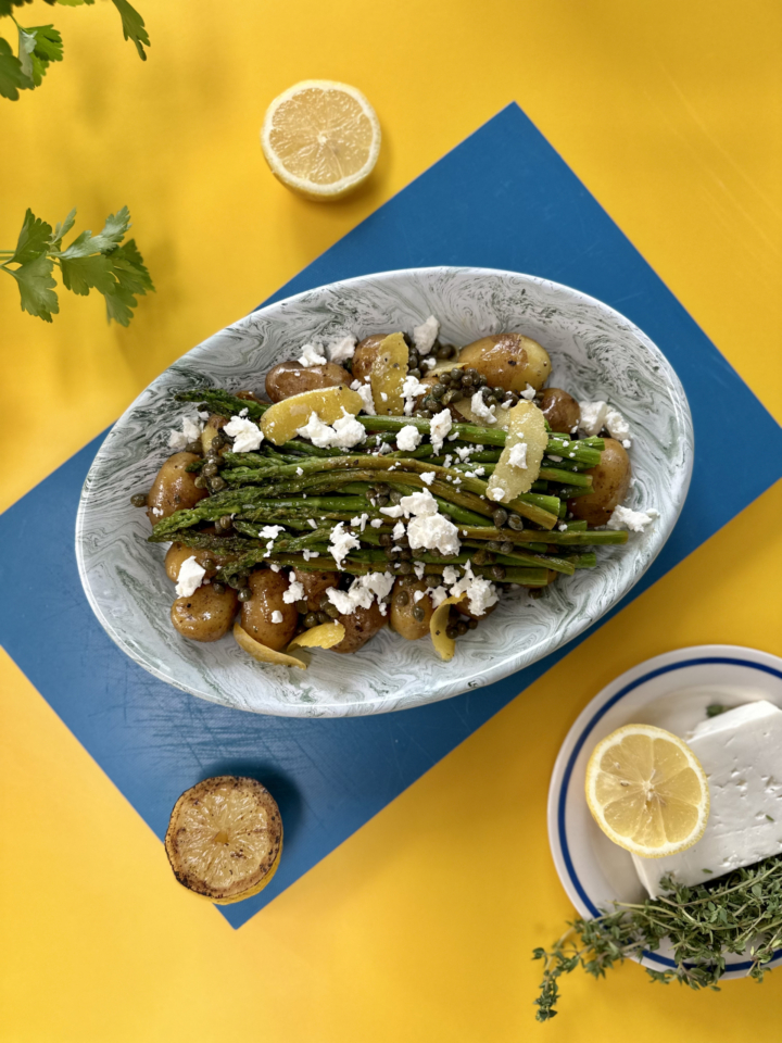 Grüner Spargel mit Braterdäpfel in Zitronen-Kapern-Butter