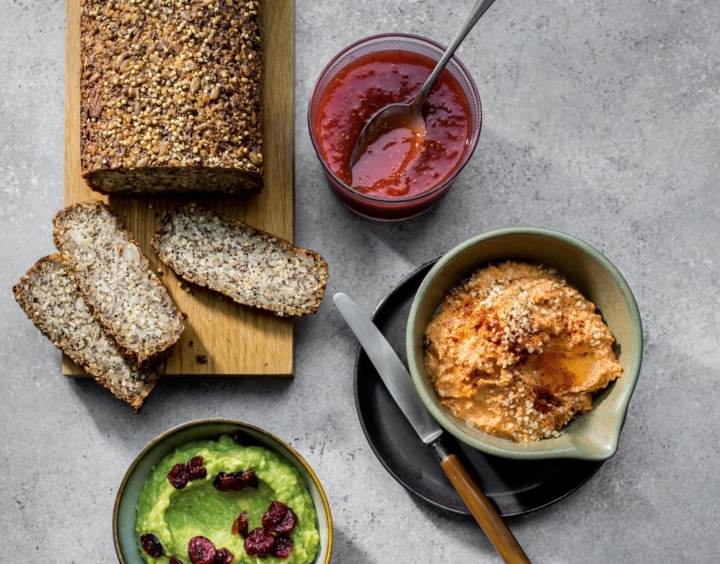 Selbstgemachtes Brot mit Nüssen und Leinsamen