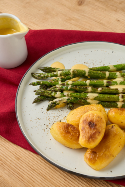 Spargel und Erdäpfel mit Sauce Hollandaise