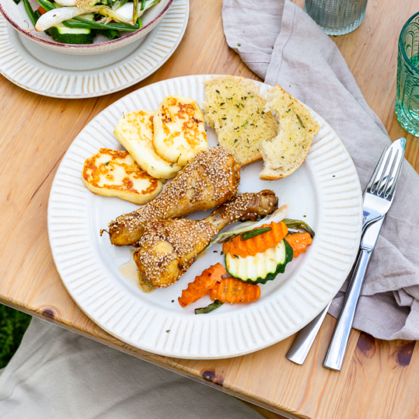 Sesamhendl mit Kräuterbrot und Asia-Gemüse