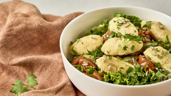 Bio-Kräutergrießnockerl auf Sommersalat