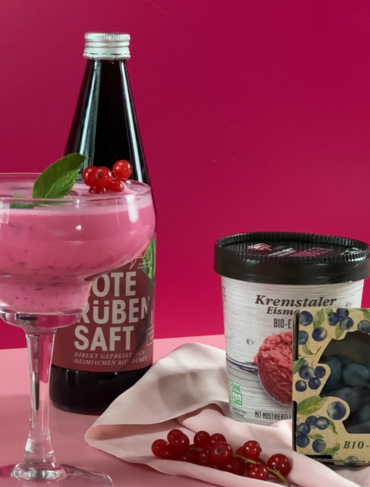 Veganer Pink Drink mit Beeren