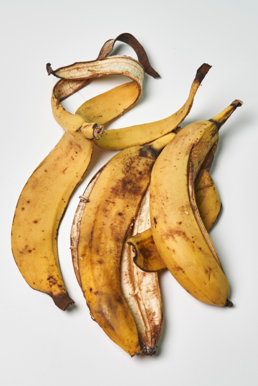 Bananenschalen auf einem Tisch.