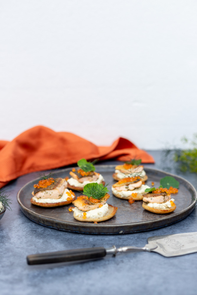 Glutenfreie Buchweizen Blinis mit Dillcreme und Seeforellenfilet ...