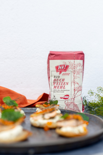 Glutenfreie Buchweizen Blinis mit Dillcreme und Seeforellenfilet ...