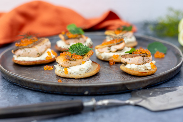 Glutenfreie Buchweizen Blinis mit Dillcreme und Seeforellenfilet