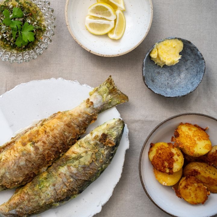 Bio-Bachsaibling im Ganzen mit knusprigen Zitronen-Feta-Erdäpfel ...